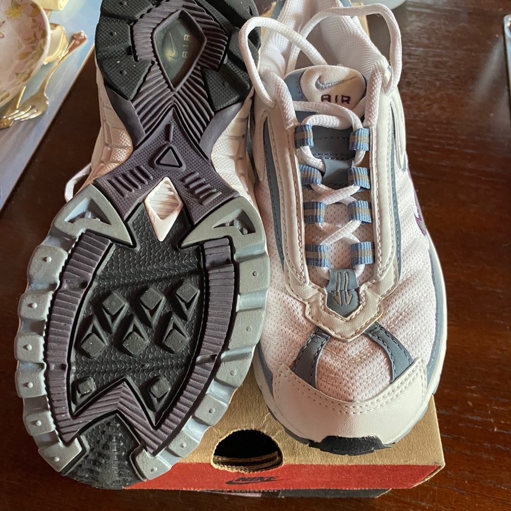 Classic Nike Trainers - Picture 4 of 5
